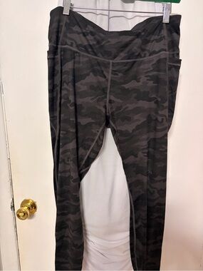 Women’s' Black Camo Active Leggings